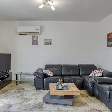 2 Bedroom Awesome In * Veli Lošinj