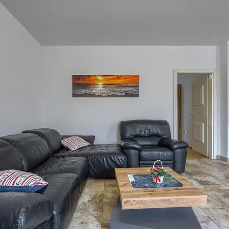 2 Bedroom Lovely In Apartment *
